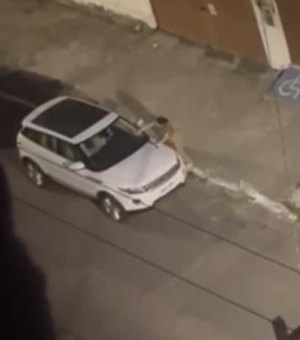 [Vídeo] Veja momento em que mulher quebra carro de ex-apresentador por suposto calote