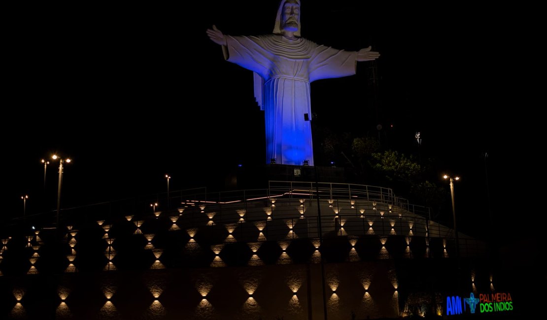Prefeitura de Palmeira ilumina Cristo Redentor em homenagem ao Novembro Azul