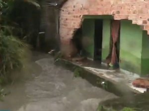 Casa desaba por causa da chuva e moradores usam corda para resgatar moradora no Jacintinho