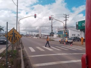 [Vídeo] Semáforo em frente ao Hospital de Emergência  apresenta pane elétrica