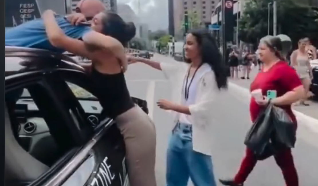 Adolescente toca “sino da cura” e emociona São Paulo ao celebrar vitória contra o câncer