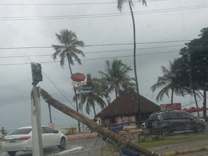 Dois postes são derrubados pela chuva na Jatiúca 
