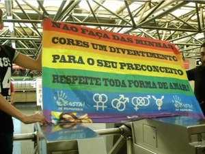 Manifestantes protestam em estação de metrô pela morte de comerciante e contra a homofobia