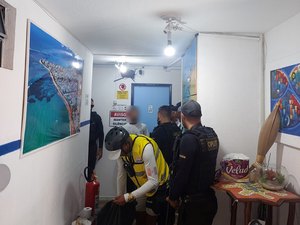 Homem é preso suspeito de furtar farmácia no bairro Pajuçara em Maceió