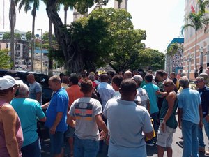 Militares da reserva protestam e cobram encontro com deputados na ALE