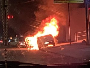 Carro pega fogo na Avenida Rotary