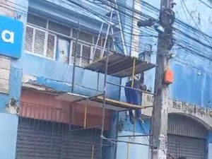 [Vídeo] Trabalhador sofre choque elétrico e fica pendurado em andaime no Centro