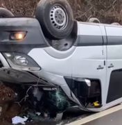 Van capota em trecho da BR-316 no município de Atalaia