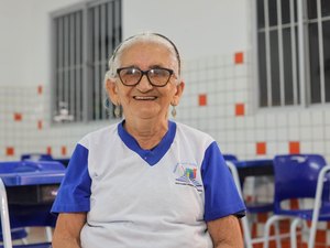 EJAI Maceió: aluna de 78 anos comemora ao escrever o nome pela primeira vez