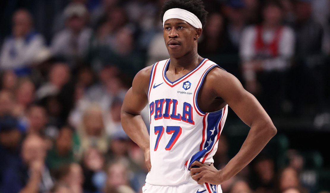 Calouro do 76ers viraliza após “toco duplo” em jogo da NBA