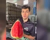 'Galã da melancia' viraliza na web ao mostrar fruta e ganhar elogios