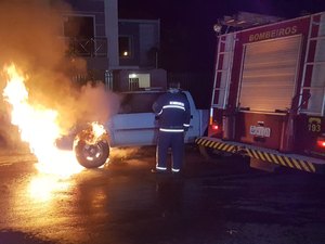 Caminhonete pega fogo na zona rural de Delmiro Gouveia