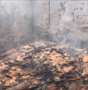 Casa pega fogo no Alto do Cruzeiro e mobiliza moradores em Arapiraca