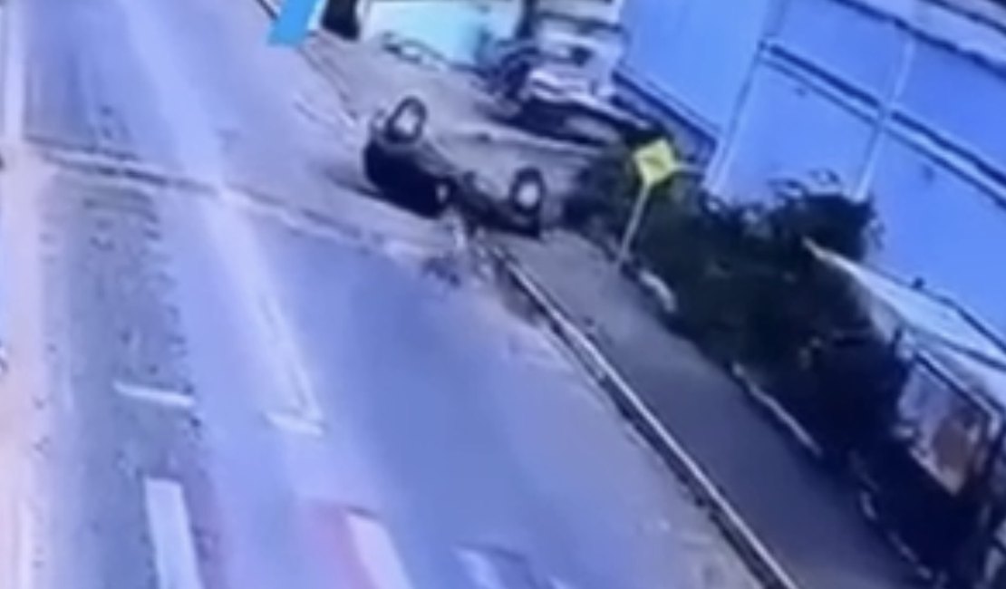 Vídeo mostra capotamento de carro em Avenida movimentada de Palmeira dos Índios