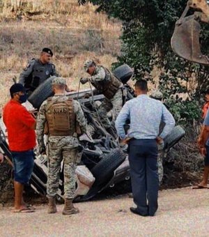 [Vídeo] Viatura da Polícia Militar se envolve em acidente e tomba em estrada no Sertão