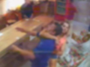 Vídeo mostra momento em que mulher agride hóspede e destrói hotel em Arapiraca