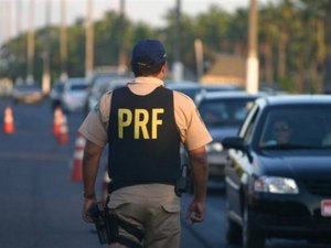 Homem é preso após promover baderna em ônibus