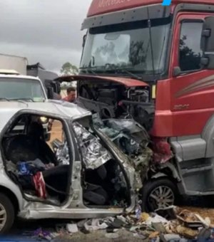 Alagoanos da mesma família morrem após colisão entre carro e carreta em Minas Gerais