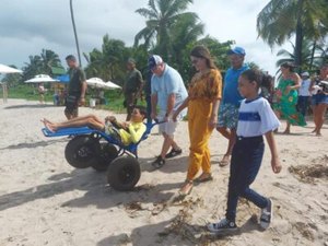Prefeitura de Porto de Pedras oferece cadeiras anfíbias a deficientes