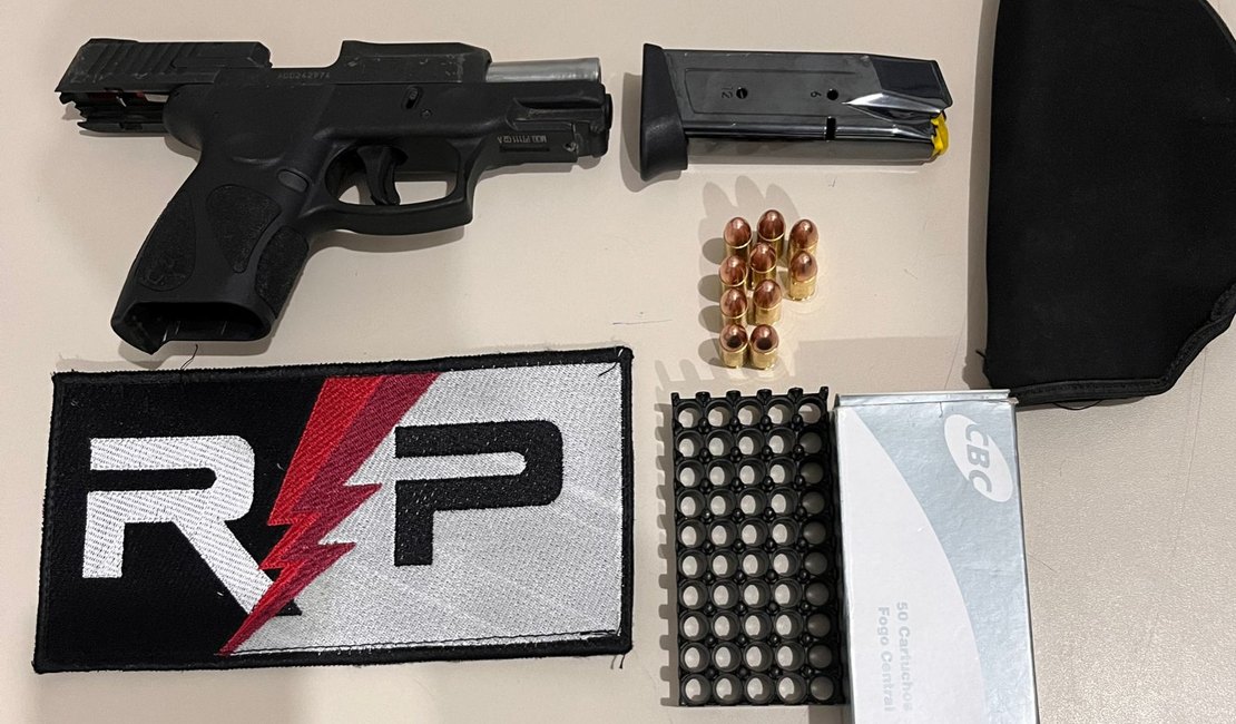Homem é preso por porte ilegal após polícia encontrar arma de fogo e munições dentro de veículo