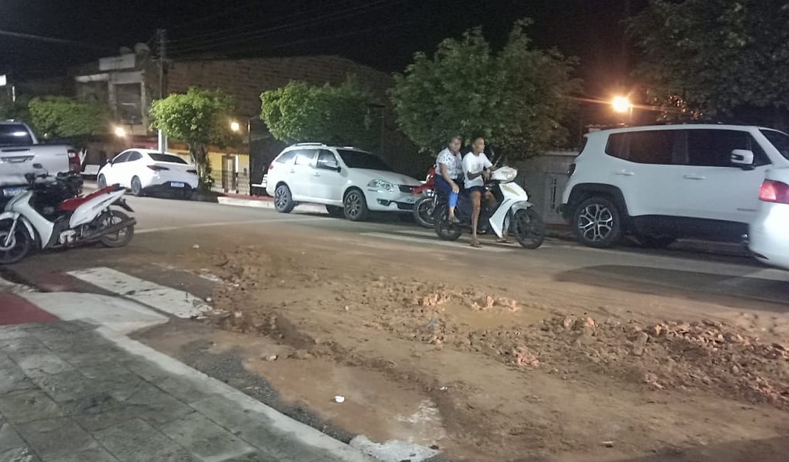 Buraco em via pública incomoda e causa perigo em Porto Calvo