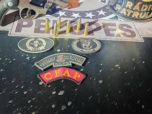 Homem é preso após PM encontrar arma escondida dentro de bolsa no quintal de residência