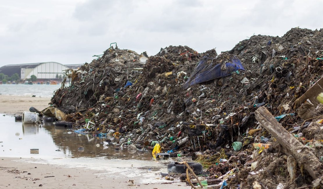 Mais de 400 toneladas de lixo são recolhidas no Salgadinho e na Praia da Avenida