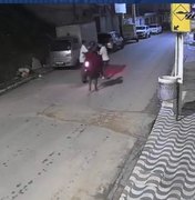 [Vídeo] ﻿﻿Entregador por aplicativo é roubado e espancado por trio em grota de Maceió