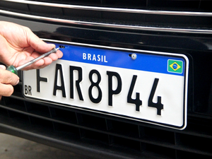 Detran divulga lista de empresas credenciadas para estampar novas Placas de Identificação Veicular