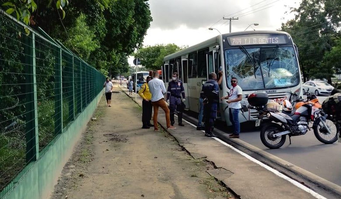Nove pessoas ficam feridas em colisão entre dois ônibus na Av. Fernandes Lima