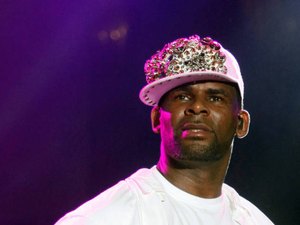 R. Kelly, cantor de 'I Believe I Can Fly', é indiciado por dez crimes sexuais e pedofilia