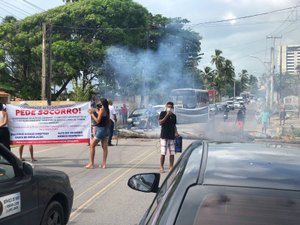 Moradores fecham AL 101 Norte reivindicando direitos à Prefeitura de Maceió