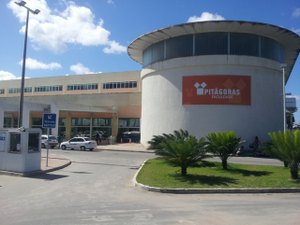Câmeras flagram suspeito furtando objetos em faculdade de Maceió