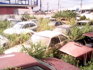 Com as chuvas, carros apreendidos se tornam uma ameaça à vida da população