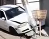 Carro perde freios e colide com poste no Centro de Palmeira dos Índios