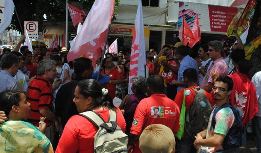 Militantes do PT acordam e resolvem fazer campanha para Dilma