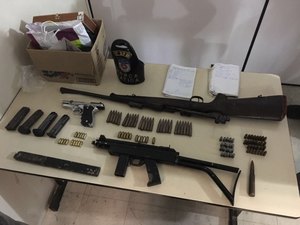 Polícia prende cinco pessoas e apreende armas e munições na parte alta de Maceió
