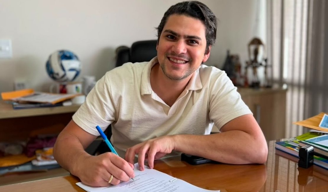 Prefeito de Santana do Ipanema sanciona lei que garante Piso Nacional para professores
