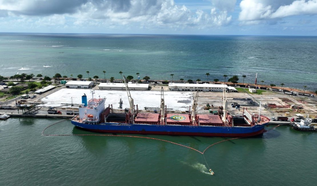 Empresa nega contaminação por petcoque no Porto de Maceió após autuação do IMA
