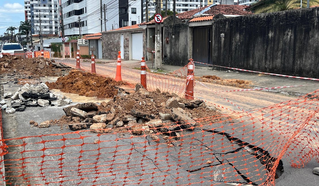 Buracos se abrem no meio da rua e assustam população em Maceió