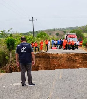 Enxurrada arrasta veículos e deixa mortos durante fortes chuvas em Sergipe