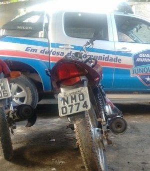Quatro homens são presos após roubar duas motos e celulares