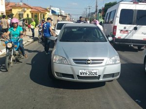 Criminosos abandonam carro no trânsito e fogem em duas motos roubadas