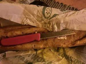 Cliente encontra faca dentro de sanduíche e caso viraliza nas redes