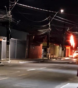 [Vídeo] Dois postes pegam fogo no conjunto Village Campestre, em Maceió