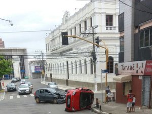 Colisão entre veículos de passeio causa capotamento no Centro de Maceió 
