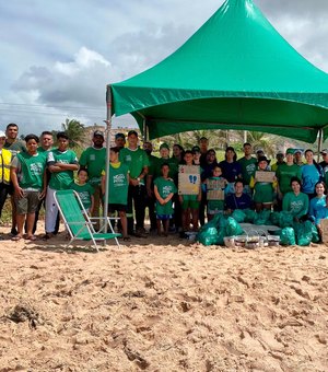 Mutirão do IMA promove limpeza e plantio de restinga na orla de Jacarecica