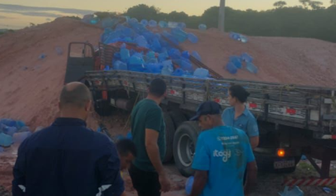 Motorista fica ferido após caminhão com carga de água tombar, em Satuba