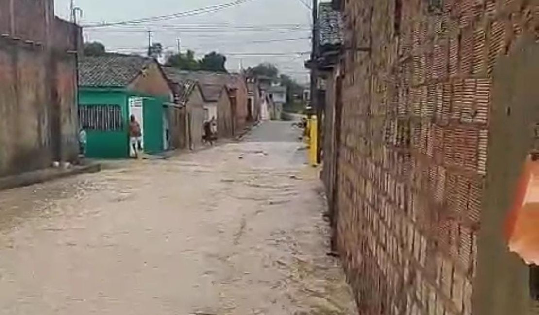 [Vídeo] Chuvas provocam alagamentos em ruas de Matriz de Camaragibe