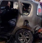 Carro pega fogo após vazamento de gás na Praia do Peba em Piaçabuçu